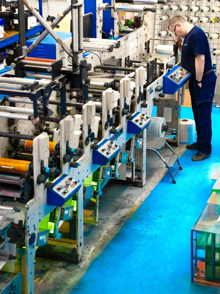 An operator using label printer